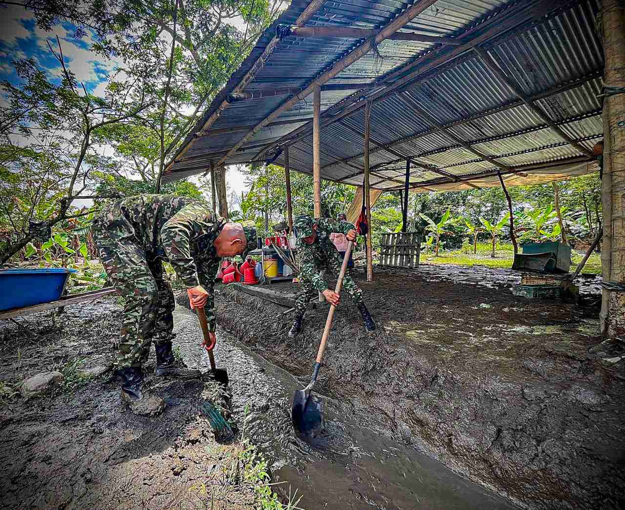 Uniformes en el barro y sueños en pie: la esperanza de empezar de nuevo en Río Negrito