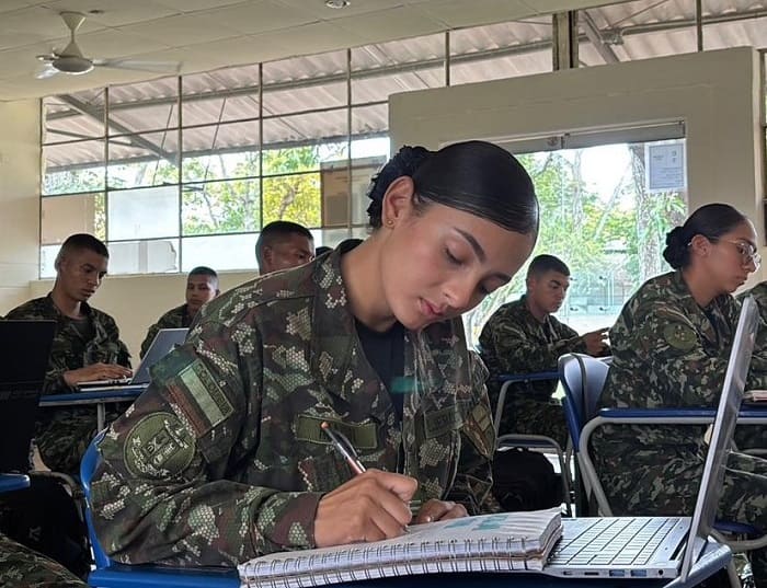 Orgullo tolimense, la alumna bilingüe que proyecta su futuro en el Ejército Nacional